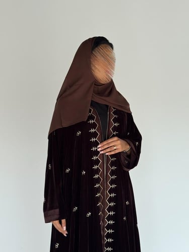 عبايه شموخ دبل كلوش بقماش مخمل بتدخيل تطريزلون بني