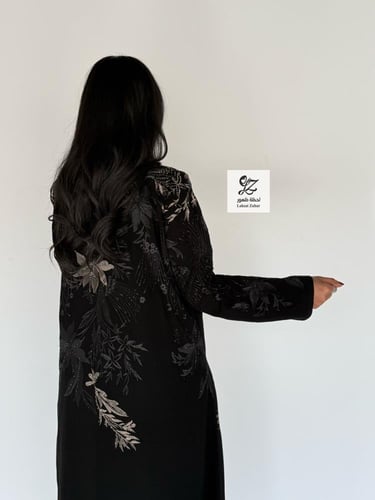 عبايه لقاء بقماش ملكي مطرز مع كرستال