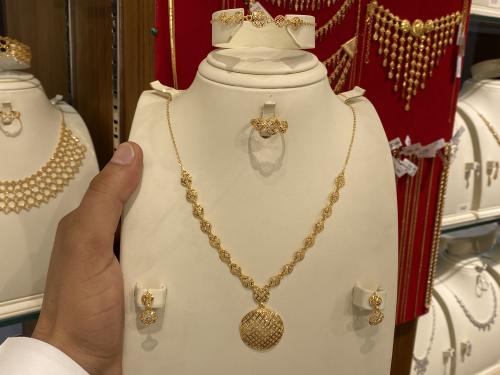 طقم ذهب عيار 21 وزن 13.47