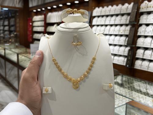 طقم ذهب عيار 21 وزن 15.40