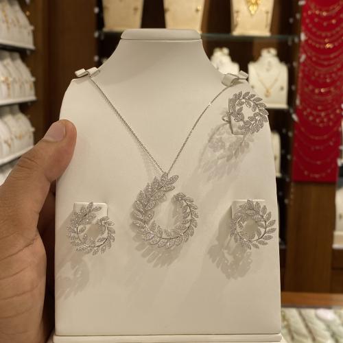 نصف طقم ذهب عيار 18 وزن 14.93