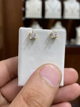 حلق ذهب عيار 18 وزن 1.99