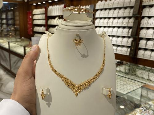 طقم ذهب عيار 21 وزن 20.54
