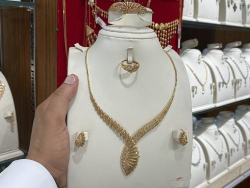 طقم ذهب عيار 21 وزن 39.15