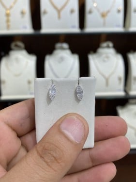 حلق ذهب ابيض عيار 18 وزن 0.81