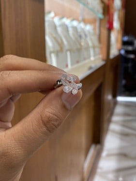 خاتم ذهب ابيض عيار 18 وزن 1.99