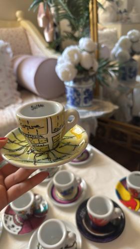 فنجان illy رسم يدوي