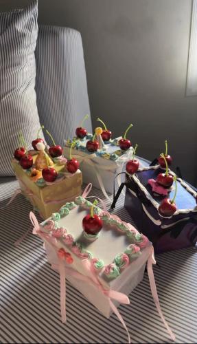 Jewelry box in the shape of a cake