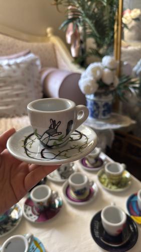 فنجان illy رسم يدوي