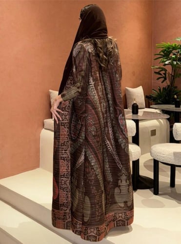 عباية بتصميم تكسير بيلسية بطابع فخم ولمسة تراثيه ا...