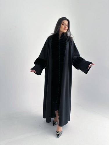 عباية جوخ مزينة بالفرو