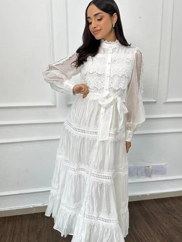 فستان نسائي فاخر بتفاصيل الدانتيل واللؤلؤ