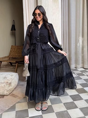 فستان نسائي فاخر بتفاصيل الدانتيل واللؤلؤ