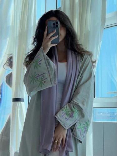 عباية اخضر فاتح بتطريز بنفسجي