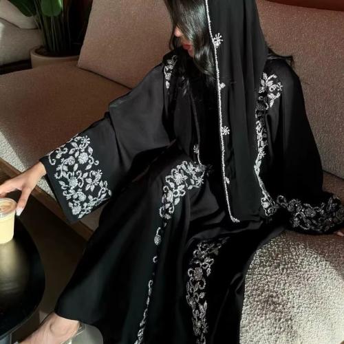 عباية فاخرة مطرزة