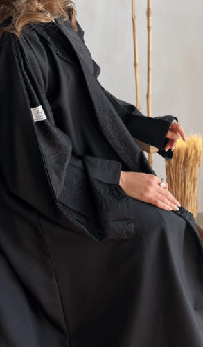 عباية سمراء