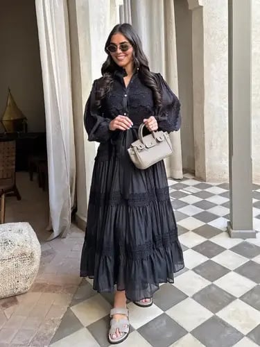 فستان نسائي فاخر بتفاصيل الدانتيل واللؤلؤ