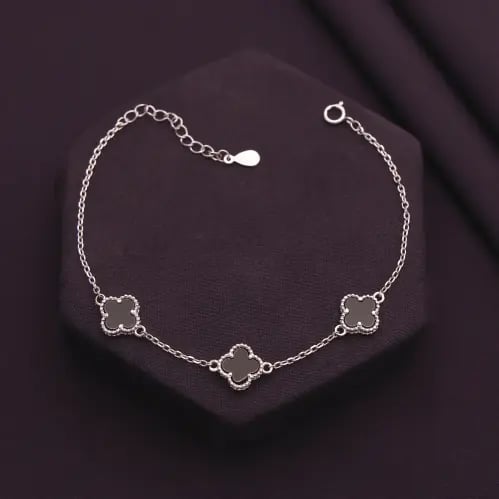 سوارة فضة عيار 925 بثلاث زهور رباعية داكنة