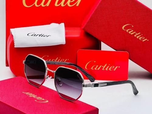 نظارات كارتييه (Cartier) مع الملحقات .