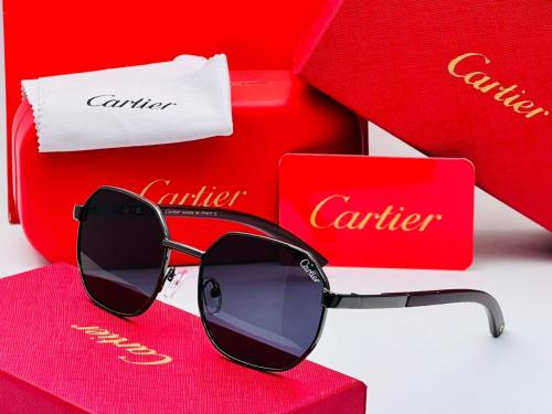 نظارات كارتييه (Cartier) مع الملحقات .