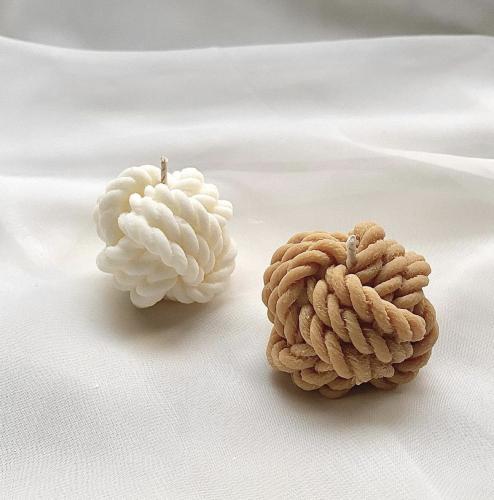 شمع على شكل خيوط صوف