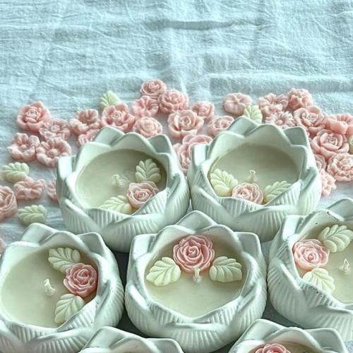 ‏ شموع في قالب كونكريت