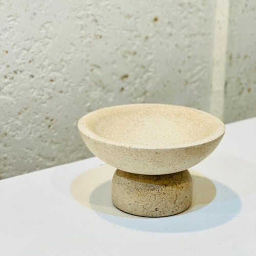 قطعة ديكور فنية فاخرة بتصميم نحتي مميز يجسّد رأس ح...