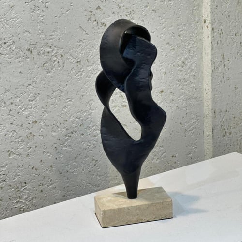 قطعة ديكور فنية تجريدية بتصميم انسيابي أنيق، تتميز...