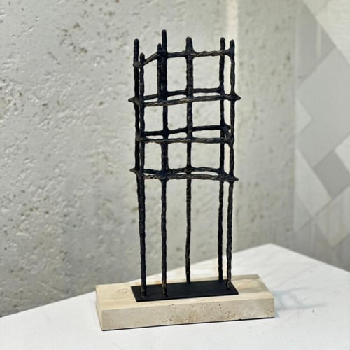 عمل فني بتصميم هندسي تجريدي يجمع بين البساطة والقو...