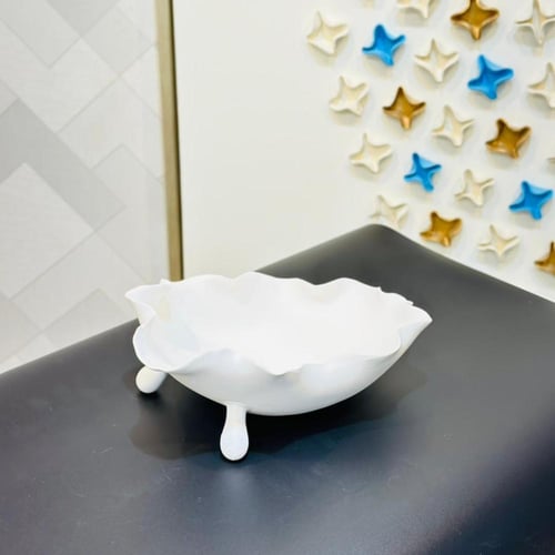 طبق ديكوري أبيض بتصميم عصري مستوحى من الأشكال الطب...