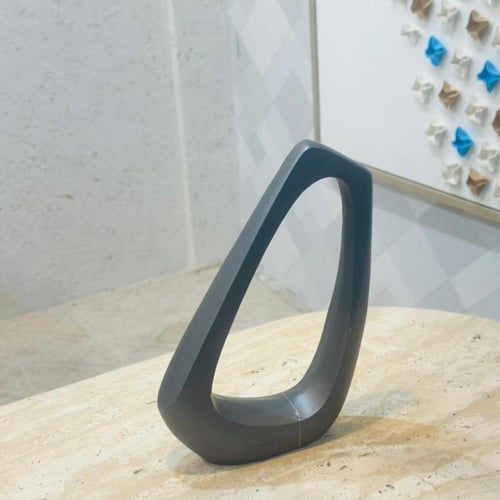 قطعة ديكور عصرية بتصميم نحتي أنيق، مصنوعة من خامة...