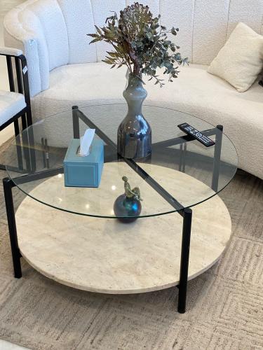 طاولة زجاجيه رخاميه100×100×50سم (منتج تفصيل)