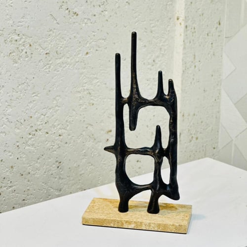 قطعة فنية أنيقة بتصميم تجريدي حديث يجمع بين الجرأة...