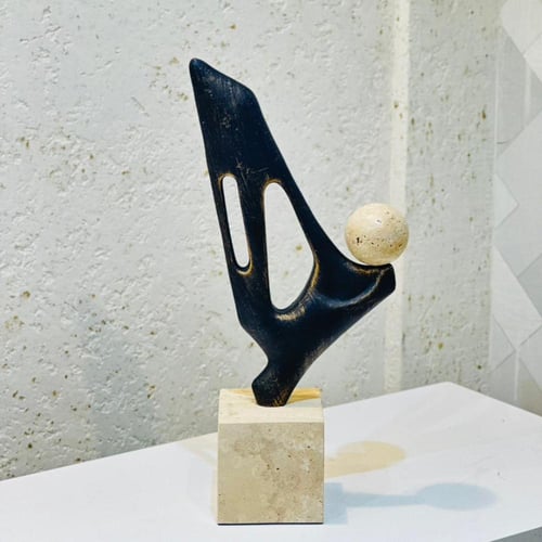 قطعة ديكور فنية مبتكرة بتصميم يجسّد القوة والطموح،...