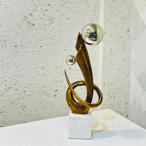 قطعة ديكور فنية بتصميم تجريدي أنيق، مصنوعة بتشطيب...