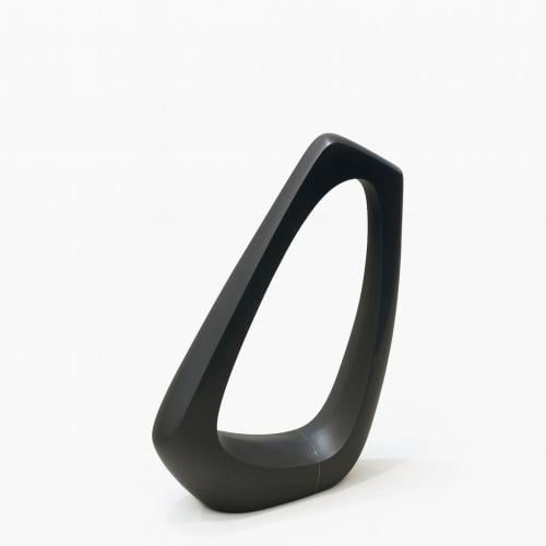 قطعة ديكور عصرية بتصميم نحتي أنيق، مصنوعة من خامة...