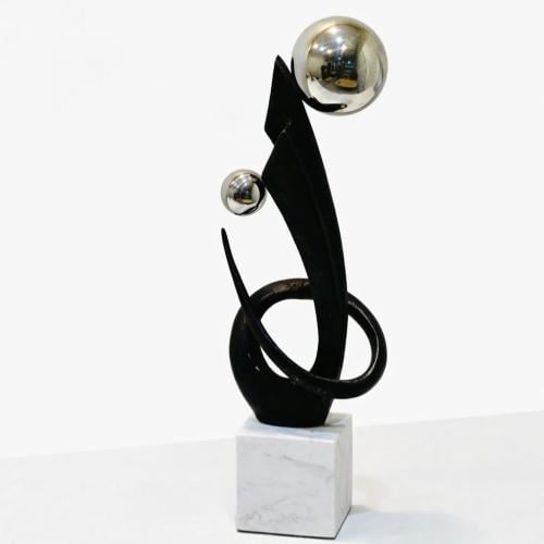 قطعة ديكور فنية تجريدية بتصميم عصري أنيق، تتميز بخ...