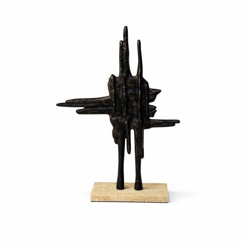 قطعة ديكور فنية بتصميم تجريدي جريء مستوحى من الخطو...