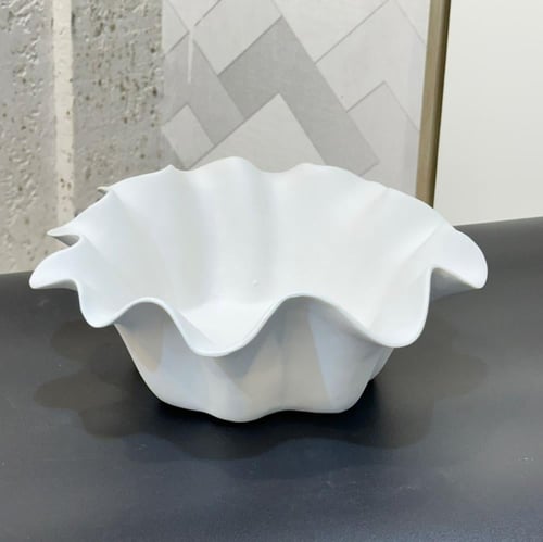 طبق ديكوري أبيض بتصميم عصري مستوحى من الأشكال الطب...