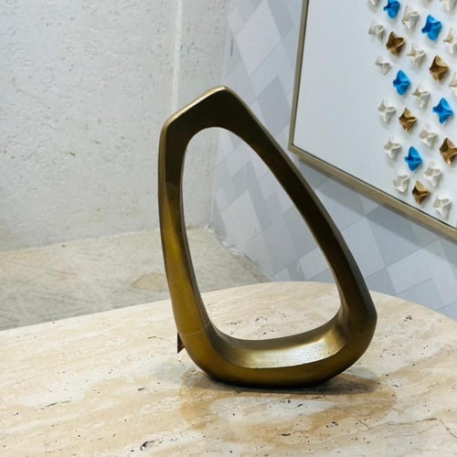 قطعة ديكور معدنية بتصميم هندسي عصري ولمسة فنية أني...