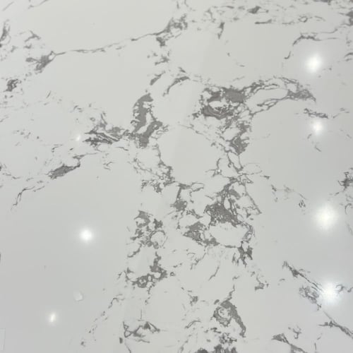 طاولة بتصميم انيق رخام - ابيض قاعده خشب الجوز واسو...