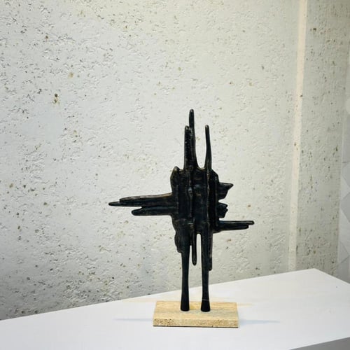 قطعة ديكور فنية بتصميم تجريدي جريء مستوحى من الخطو...