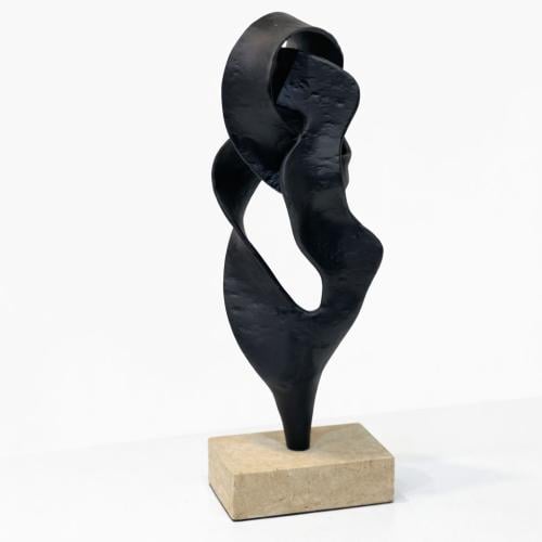 قطعة ديكور فنية تجريدية بتصميم انسيابي أنيق، تتميز...