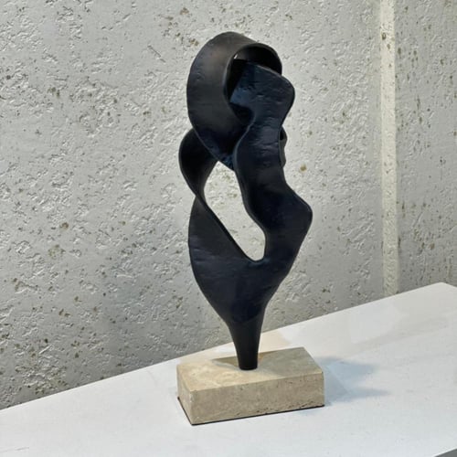 قطعة ديكور فنية تجريدية بتصميم انسيابي أنيق، تتميز...