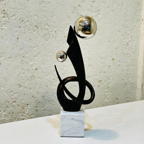 قطعة ديكور فنية تجريدية بتصميم عصري أنيق، تتميز بخ...