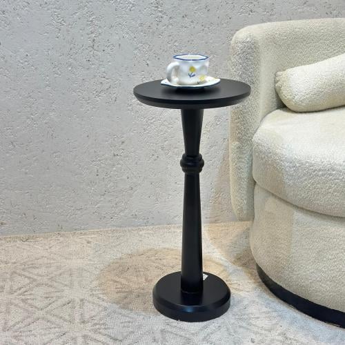 طاولة جانبية أنيقة بتصميم عصري وبسيط.