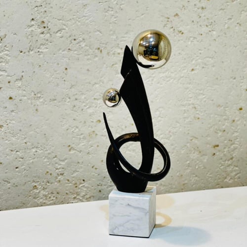 قطعة ديكور فنية تجريدية بتصميم عصري أنيق، تتميز بخ...