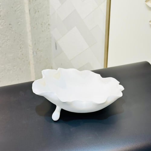 طبق ديكوري أبيض بتصميم عصري مستوحى من الأشكال الطب...