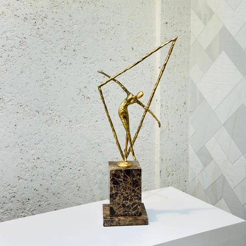 تمثال ديكوري فني بتصميم تجريدي لشخصية بشرية في وضع...