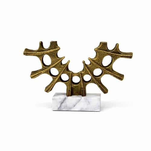 قطعة ديكور فنية بتصميم تجريدي مميز يجمع بين التواز...